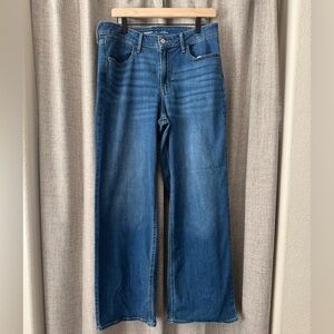 Old Navy Wow Jeans. In like new condition. Wide leg, super flattering